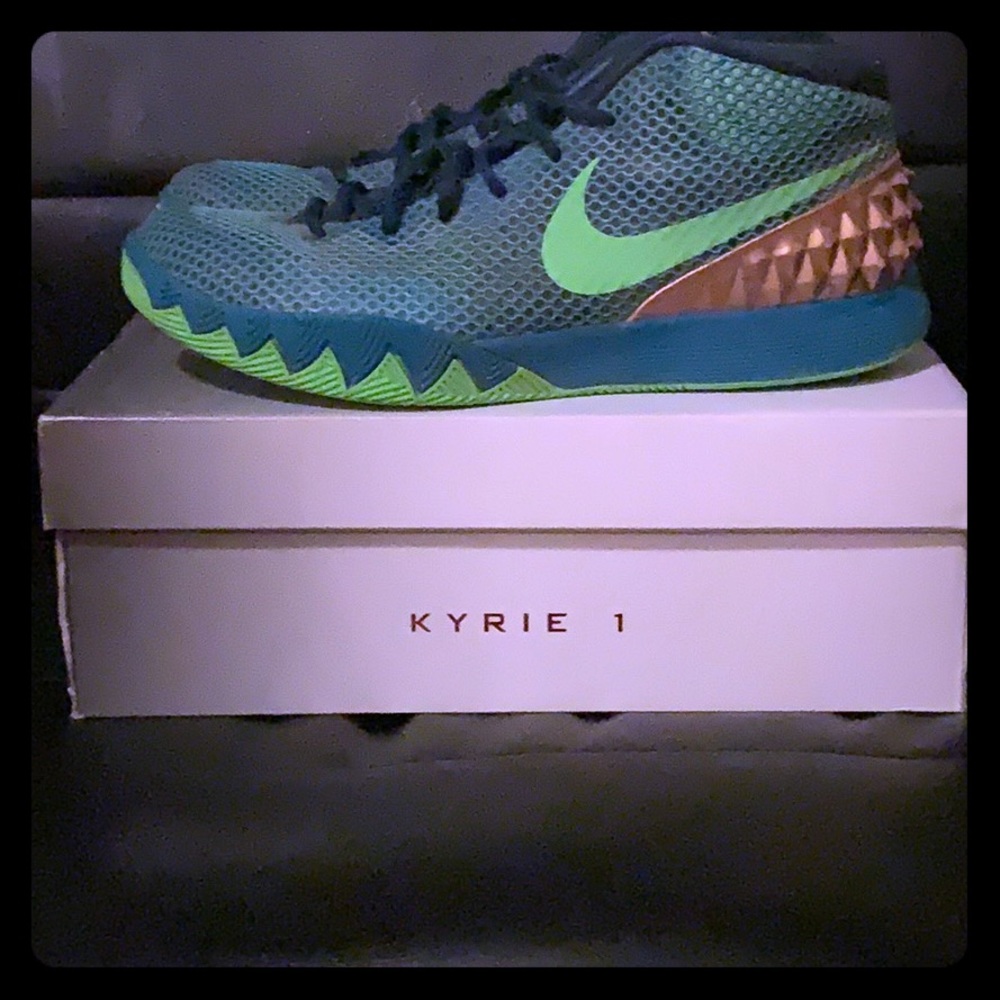 Kyrie 1 “ Australia”. *sold*